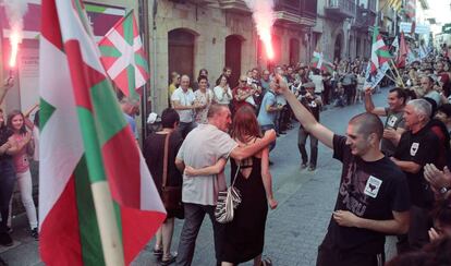 El preso de ETA Xabier Ugarte, a su llegada a Oñate.