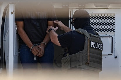 Traslado de un detenido al centro de detención ICE de Broadviewen Broadview, Illinois,  16 de septiembre.