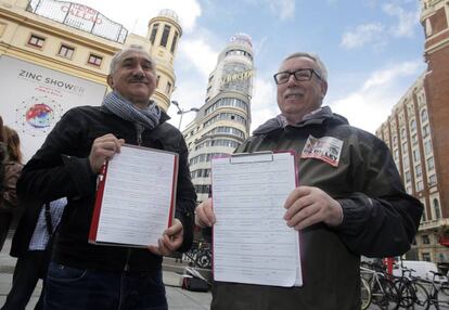 Los secretarios generales de CC OO y UGT, Ignacio Fernández Toxo y Pepe Álvarez, participan en la recogida de firmas para imulsar una ILP por una prestación de ingresos mínimos