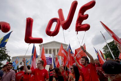 Hace apenas dos años, la Corte Suprema anuló parte de la ley federal contra el matrimonio gay, que negaba una serie de beneficios gubernamentales para las parejas del mismo sexo que habían contraído matrimonio legalmente. En la imagen, globos con la palabra 'Amor' en Washington (EE UU).