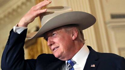 Donald Trump com um chapéu de cowboy na Casa Branca