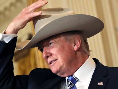 Donald Trump com um chapéu de cowboy na Casa Branca