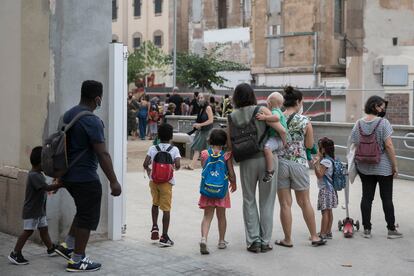 La entrada de la escuela infantil y primaria Xirinacs del barrio del Eixample Esquerra de Barcelona