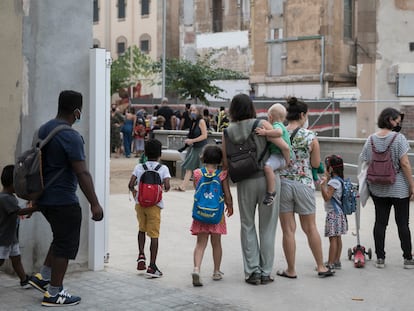 La entrada de la escuela infantil y primaria Xirinacs del barrio del Eixample Esquerra de Barcelona