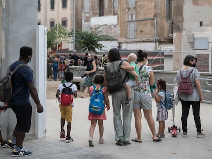 La entrada de la escuela infantil y primaria Xirinacs del barrio del Eixample Esquerra de Barcelona