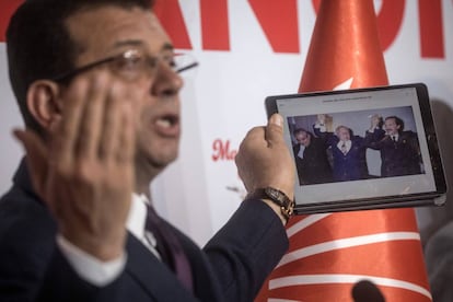 El candidato opositor al Ayuntamiento de Estambul, Ekrem Imamoglu, enseña una foto de 1994 que muestra la pacífica transferencia de poderes del entonces alcalde socialdemócrata al islamista Recep Tayyip Erdogan, hoy presidente de Turquía.