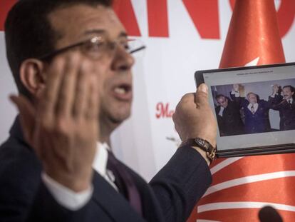 El candidato opositor al Ayuntamiento de Estambul, Ekrem Imamoglu, enseña una foto de 1994 que muestra la pacífica transferencia de poderes del entonces alcalde socialdemócrata al islamista Recep Tayyip Erdogan, hoy presidente de Turquía.
