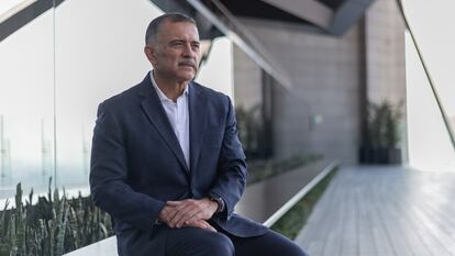 Luis Pérez de Acha en su oficina en la Torre Reforma.