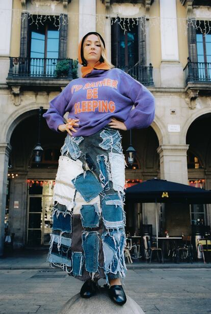 “He vivido de alquiler toda mi vida, como mis padres. Por cuatro detalles se me quiso encasillar como pija”. En la imagen, en la plaza Reial.