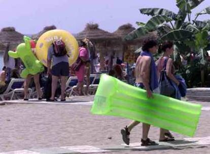 Veraneantes en una playa de Torremolinos (Málaga).