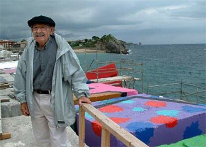 Agustín Ibarrola, junto a sus <i>cubos de la memoria</i> en Llanes.

 / EFE