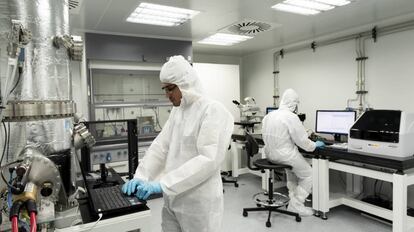 Investigadores en un laboratorio universitario.