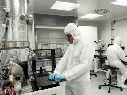 Investigadores en un laboratorio universitario.