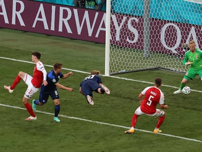 Joel Pohjanpalo marca el gol de la victoria ante Dinamarca este sábado en Copenhague.