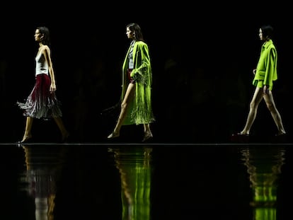 Tres modelos en el desfile de la colección primavera/verano 2024 de Gucci en la semana de la moda de Milán, este viernes 22 de septiembre.