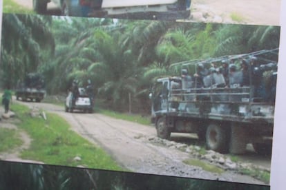 Soldados del Ejército de Honduras toman una plantación de la empresa Dinant tras expulsar a los campesinos que las ocupaban.
