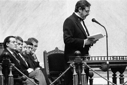 Madrid, 18 de mayo de 1997. Discurso de ingreso en la Real Academia Española del periodista Juan Luis Cebrián (d). Le acompañan, de izquierda a derecha, Fernando Rodríguez Lafuente, director general del Libro; Felipe González, secretario general del PSOE; Alfredo Pérez Rubalcaba, ex ministro de la Presidencia; José Luis García Delgado, rector de la Universidad Internacional Menéndez Pelayo, y Álvaro Rodríguez Bereijo, presidente del Tribunal Constitucional.