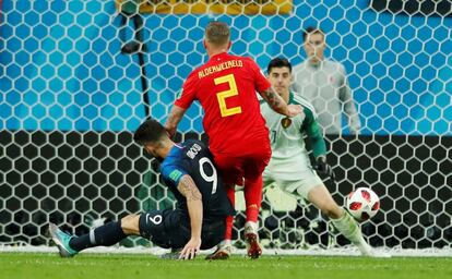 Olivier Giroud falla un gol frente a Toby Alderweireld  y Courtois.