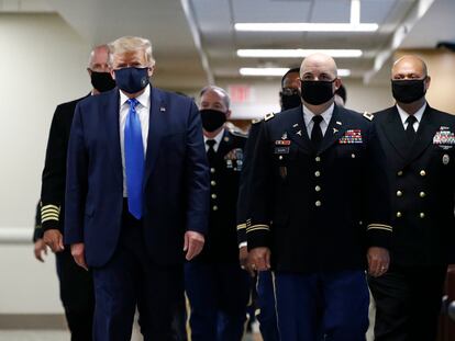 El presidente estadounidense, Donald Trump, con mascarilla, durante una visita al centro médico Walter Reed National Military en Bethesda, Maryland (EE UU).