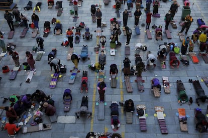 Peregrinos rezan fuera del templo Jokhang en Lhasa (Tíbet). Cada día miles de tibetanos visitan y orar en el templo, considerado uno de los lugares más sagrados de culto.