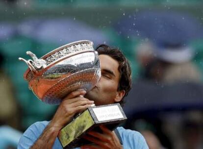 Roger Federer besa el trofeo de campeón de Roland Garros.