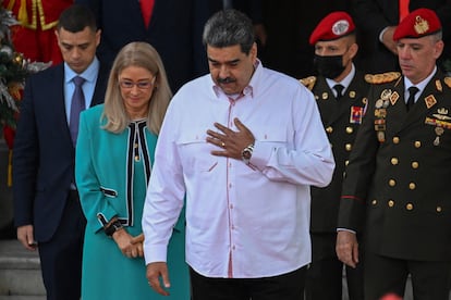 Nicolás Maduro y su esposa Cilia Flores esperan la llegada del presidente colombiano al Palacio Presidencial de Miraflores, en Caracas, el 1 de noviembre de 2022.