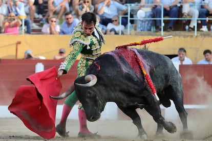 Gómez del Pilar, ante el quinto toro de José Escolar.