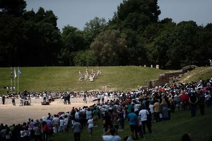 Ceremonia de encendido de la llama olímpica para los Juegos Olímpicos de Londres 2012 delante del Templo de Hera en Olimpia.