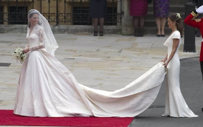 Kate Middleton (i) junto a su hermana Pippa (d) llega a la Abadía de Westminster el día de su matrimonio con el Príncipe William en Londres, Reino Unido, el 29 de abril de 2011.