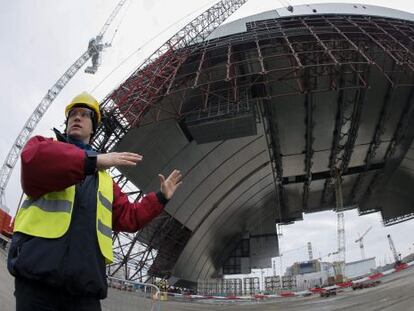 Interior de la estructura del sarcófago que cubrirá el reactor siniestrado de Chernóbil, el pasado febrero.
