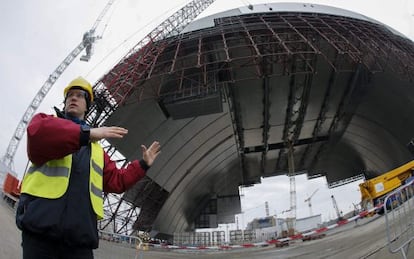 Interior de l'estructura del sarcòfag que cobrirà el reactor sinistrat de Txernòbil, el febrer passat.