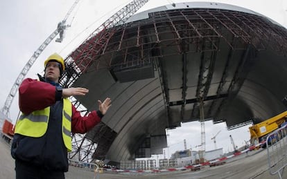 Interior de la estructura del sarcófago que cubrirá el reactor siniestrado de Chernóbil, el pasado febrero.