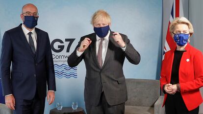 El primer ministro británico, Boris Johnson, en el centro, durante un encuentro el sábado con el presidente del Consejo Europeo, Charles Michel, y la presidenta de la Comisión Europea, Ursula von der Leyen, en el marco de la reunión del G-7 en Cornualles.