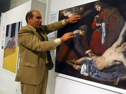 Miguel Moreno, director del Museo Tiflológico de la ONCE, ante uno de los cuadros en relieve de la muestra 'Arte para tocar'
