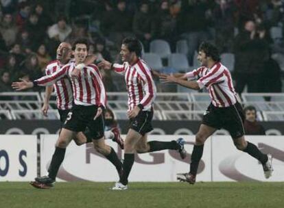 Los jugadores del Athletic celebran uno de sus goles.