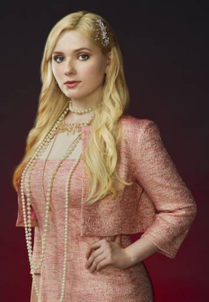 Abigail Breslin, caracterizada como su personaje Chanel #5 de la serie 'Scream Queens'.