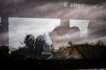 Una de las residentes trasladadas en autobús. 