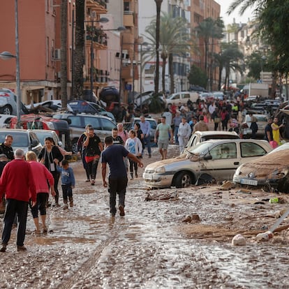 PAIPORTA (VALENCIA), 30/10/2024.- Varias personas caminan por una de las calles afectadas en Paiporta, tras las fuertes lluvias causadas por la DANA. La alcaldesa de Paiporta (Valencia), Maribel Albalat, ha confirmado que al menos hay 34 fallecidos en su municipio a consecuencia de la dana que ha afectado a la Comunidad Valenciana. EFE/Manu Bruque