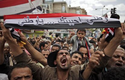 Un manifestante pide en Saná la dimisión del presidente Saleh.