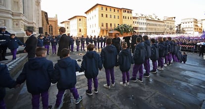 Jugadores de la cantera de la Fiorentina acompañan al ataúd de Davide Astori a su entrada a la iglesia.