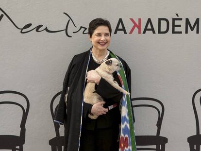 Isabella Rossellini posa con su perro, Pan, estrella del espet&aacute;culo &#039;Link Link Circus&#039;.