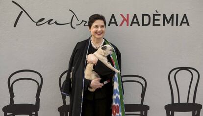 Isabella Rossellini posa con su perro, Pan, estrella del espet&aacute;culo &#039;Link Link Circus&#039;.