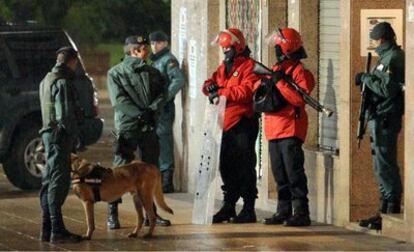 Agentes del Grupo de Acción Rural de la Guardia Civil junto a dos ertzainas durante un registro de la operación contra ETA