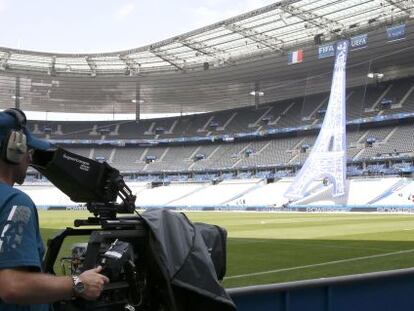 El estadio de f&uacute;tbol de Saint-Denis, en Par&iacute;s, se engalana para el pitido inicial de la Eurocopa.