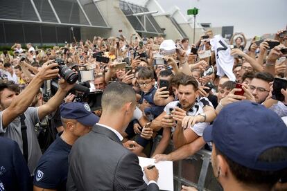 Cristiano firma autógrafos a los hinchas de la Juventus en julio de 2018.