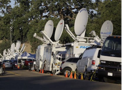 Unidades móviles de medios de comunicación procedentes de todo el mundo se agolpan en la vía de acceso al rancho de Michael Jackson.