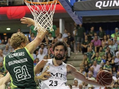 Llull intenta un pase ante la oposici&oacute;n de Kuzminskas.