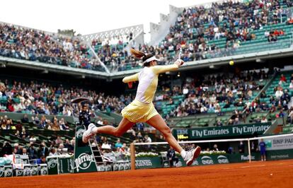 Muguruza golpea la pelota, ayer en París.