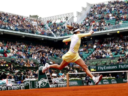 Muguruza golpea la pelota, ayer en Par&iacute;s.