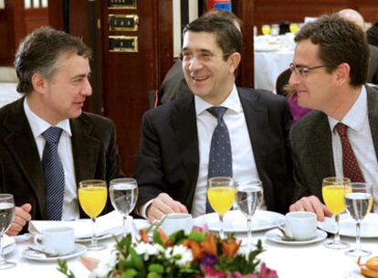 Iñigo Urkullu, Patxi López y Antonio Basagoiti, en una distendida imagen hace un año en Bilbao.